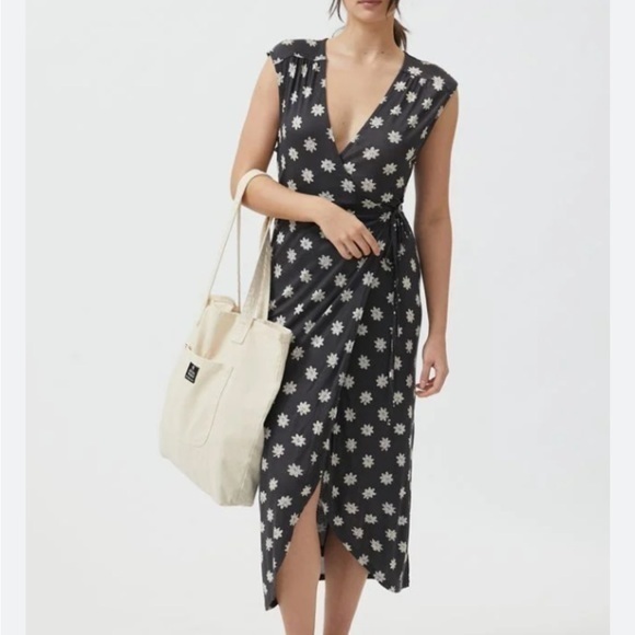 Urban‎ Outfitters Zina Floral Wrap Midi Dress Size Medium - Picture 2 of 11
